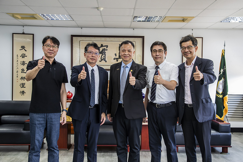 嘉藥之光！傑出校友吳浩銘(中 )獲全國模範勞工