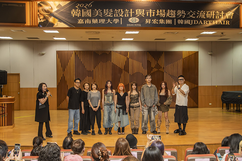 嘉藥辦韓國美髮趨勢研討會邀請韓國知名品牌首席講師李在東(右一)，分享韓國最新髮型設計趨勢