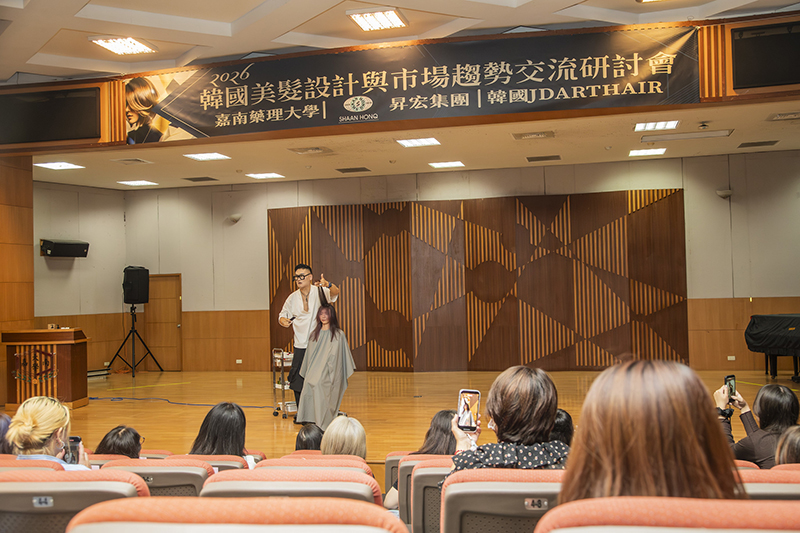 李在東講師現場進行韓系髮型設計技術示範