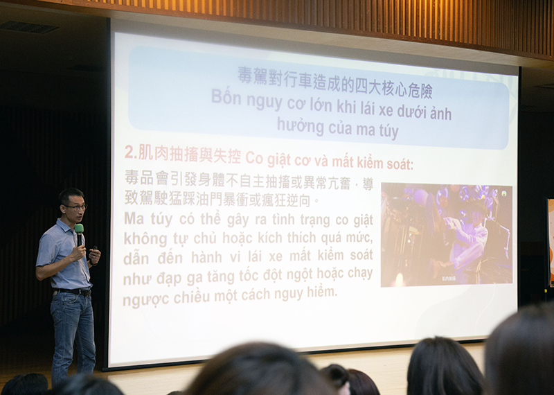 雲嘉南資源中心主任邵耀賢上校說明毒駕及新興毒品問題對身體及社會安全危害