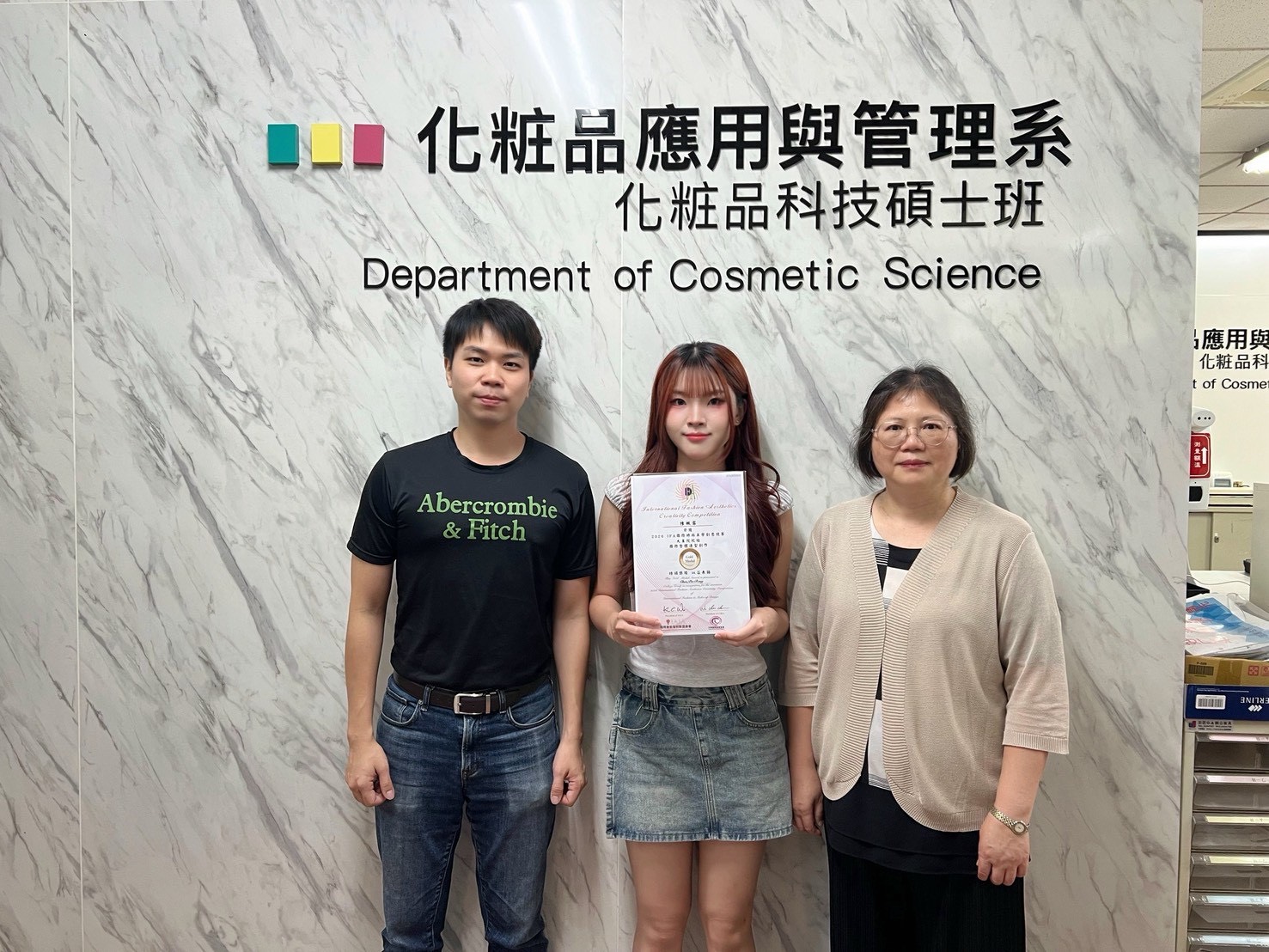 陳姵蓉感謝楊岡老師(左)一路的指導與支持，讓他在國際大小賽事獲得許多佳績