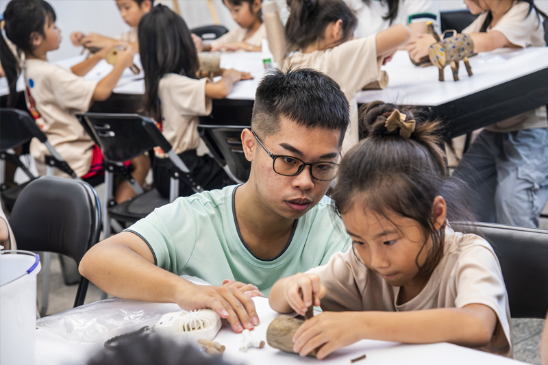南興國小小朋友在嘉藥大學生指導下做出屬於自己的小羊