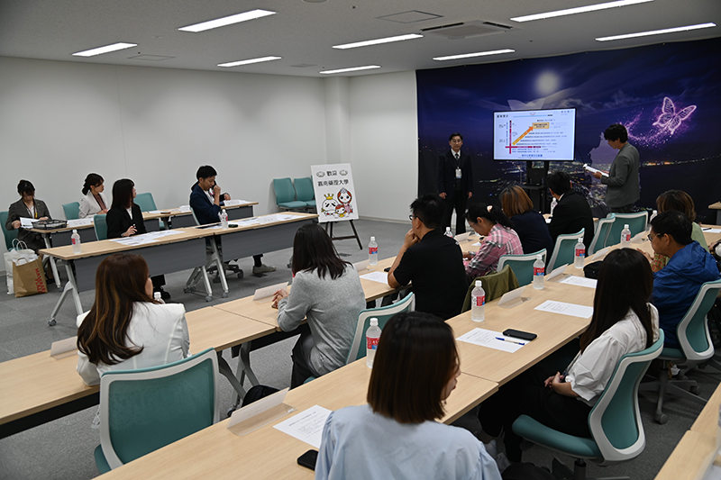 嘉藥研發長陳師瑩向陸奧市長及行政團隊說明子嘉藥推動USR計畫狀況