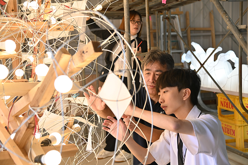 嘉藥師生親自手作體驗將於8月初登場的青森睡魔季大型燈籠展