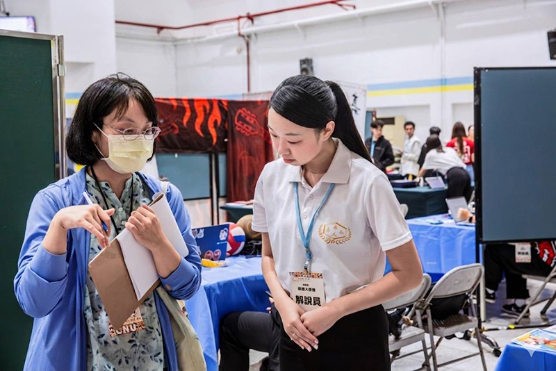 楊羽婕同學除成績優異外,也擔任學校親善大使,在校內大型活動皆能看到她的身影
