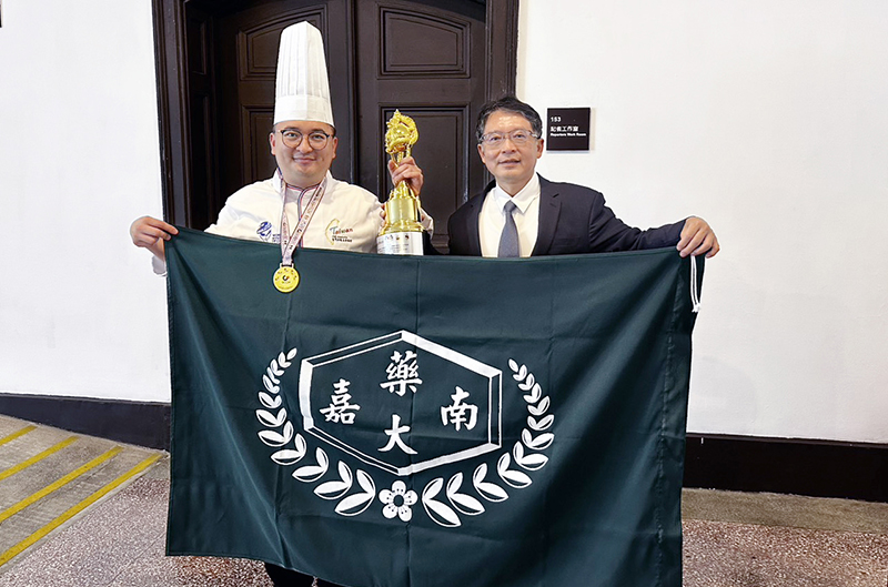 嘉藥校長張翊峰(右)與餐旅系曾楷勛老師至總統府接受賴清德總統召見