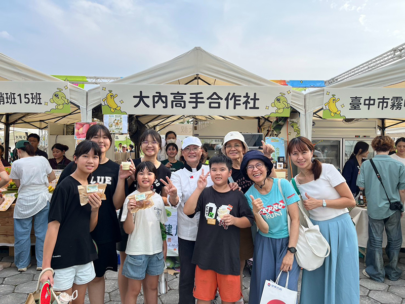 現場發送的酪梨木糠杯及酪梨鹽可頌,吸引大批民眾駐足品嚐
