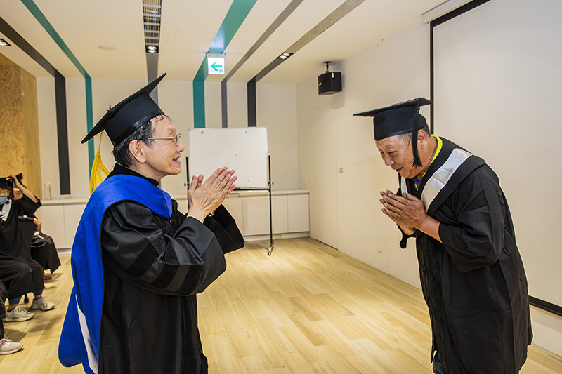 嘉藥醫管系林為森主任為畢業生代表撥穗,獻上溫馨祝福