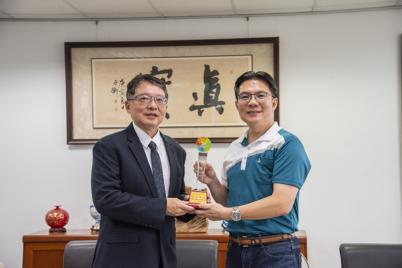 嘉藥軍訓室主任(右)代表獻獎予校長張翊峰共享榮譽