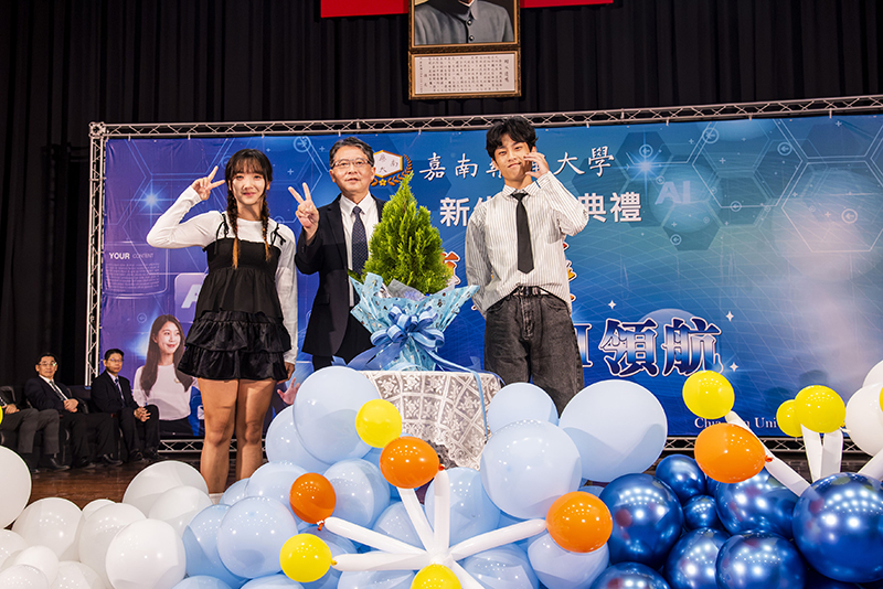 嘉藥傳統「贈樹儀式」由新生消防系游忠翰及社工系黃詩琁代表接受