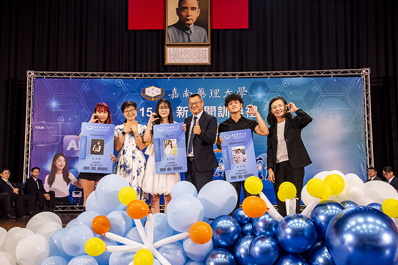 嘉藥學院院長頒發學生證予新生代表,象徵正式成為嘉藥一份子