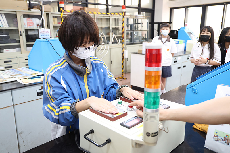 學童在職業安全體驗課上體驗感電