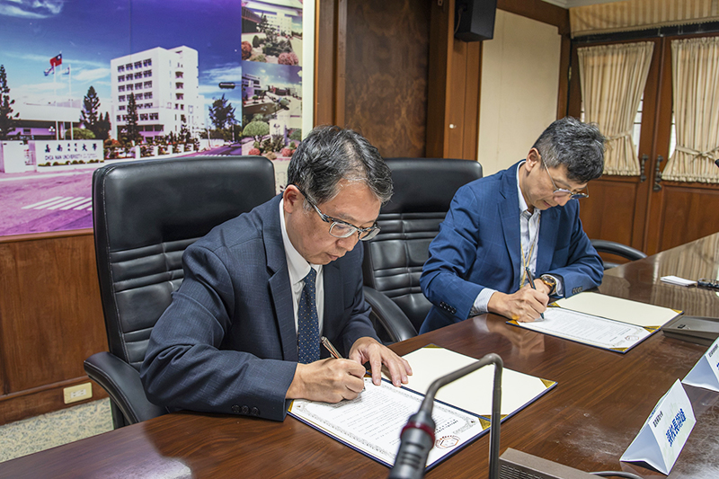 嘉藥校長張翊峰(左)與衛生福利部新營醫院院長莊毓民代表簽署