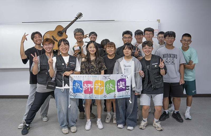 嘉藥五專生齊聚教室祝福老師教師節快樂