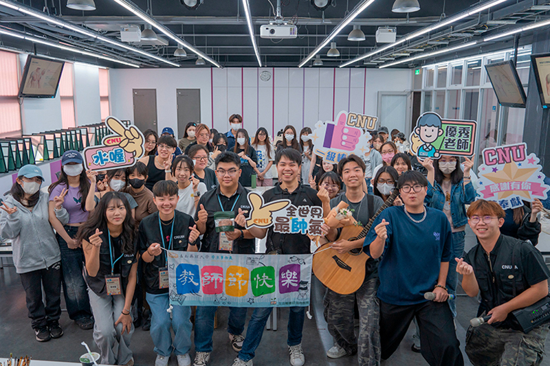 吉他社指導老師楊岡(前中)開心與同學一同高歌