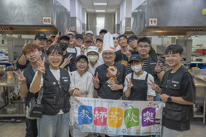 嘉藥餐旅系曾楷勛老師(中)行政會議,開心收下同學手做餅乾