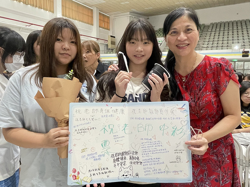 學生送上代表滿滿心意的卡片給老師