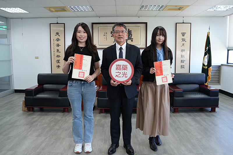 嘉藥應屆畢業生何可馨(左)及徐善羚分別拿下全國榜眼及第四名