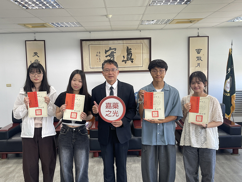 嘉藥藥學生黃姝涵、許珮芊、翁振維及張詠涵(左至右為第一階段藥師國考全國第二至第五名