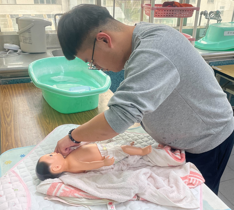 蕭祐承憑實力考取取得「照顧服務員」及「托育人員」資格