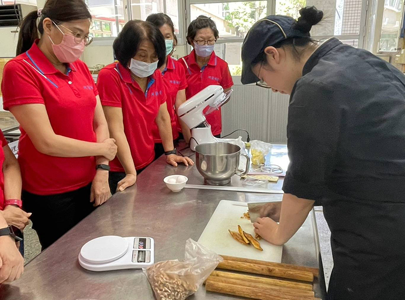 「ㄚ蓮嫂社群」認真上課