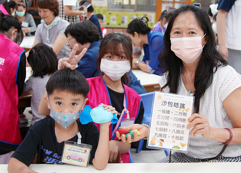 老青幼三個世代一起玩沙包念童謠