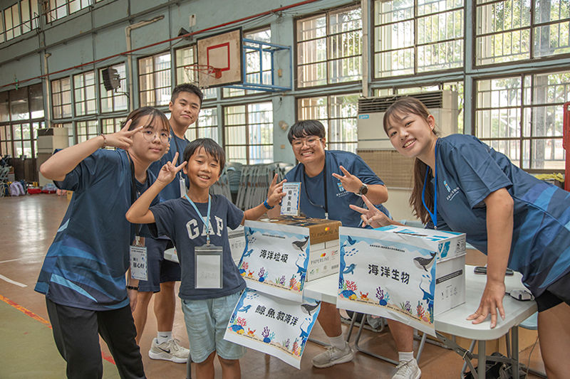 嘉藥大學生透過遊戲方式教導孩童分辨何謂海洋垃圾
