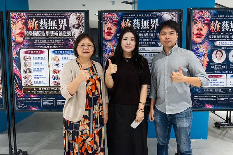 昌信大學尹卲泳同學(中)希望到嘉藥學習化粧品調配專業,左為粧品系主任丁秀玉