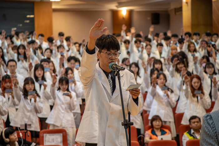 藥學系系會長陳煒翔帶領全體實習生宣讀藥師誓詞