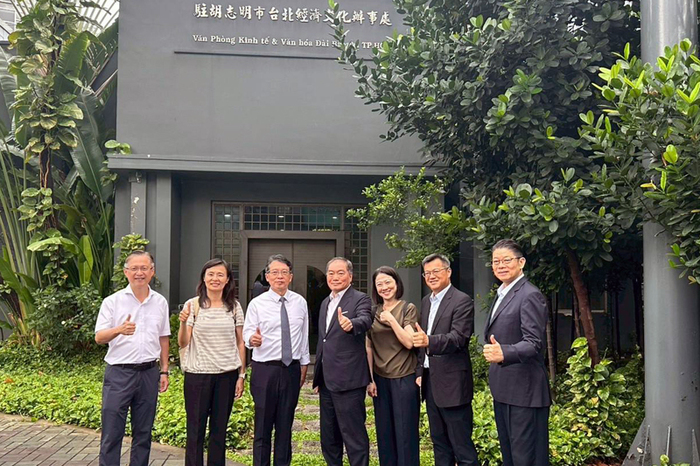 嘉藥校長張翊峰(左三)一行人拜會駐胡志明市台北經濟文化辦事處
