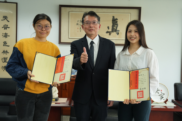 嘉藥校長張翊峰頒贈獎狀獎勵今年營養師高考榜首吳孟儒(左)及榜眼林詩敏