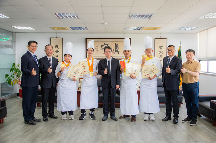 嘉藥生活系師生獻獎給校長