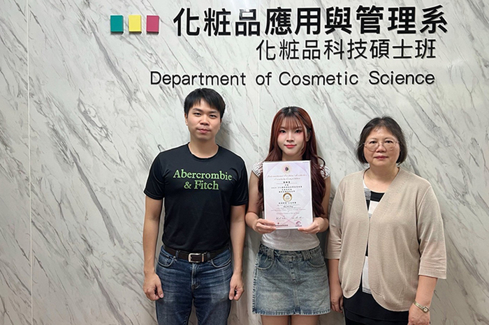 嘉藥粧品系陳姵蓉 奪IFA國際美學金牌
