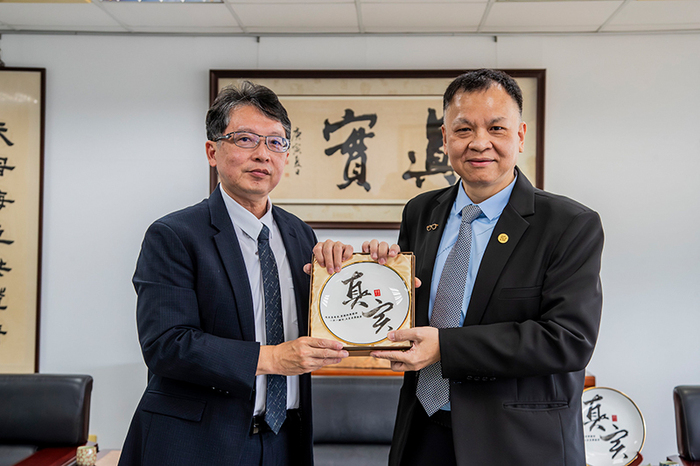 嘉藥之光！傑出校友吳浩銘獲全國模範勞工