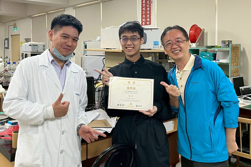 吳昂晉獲大學部壁報論文佳作