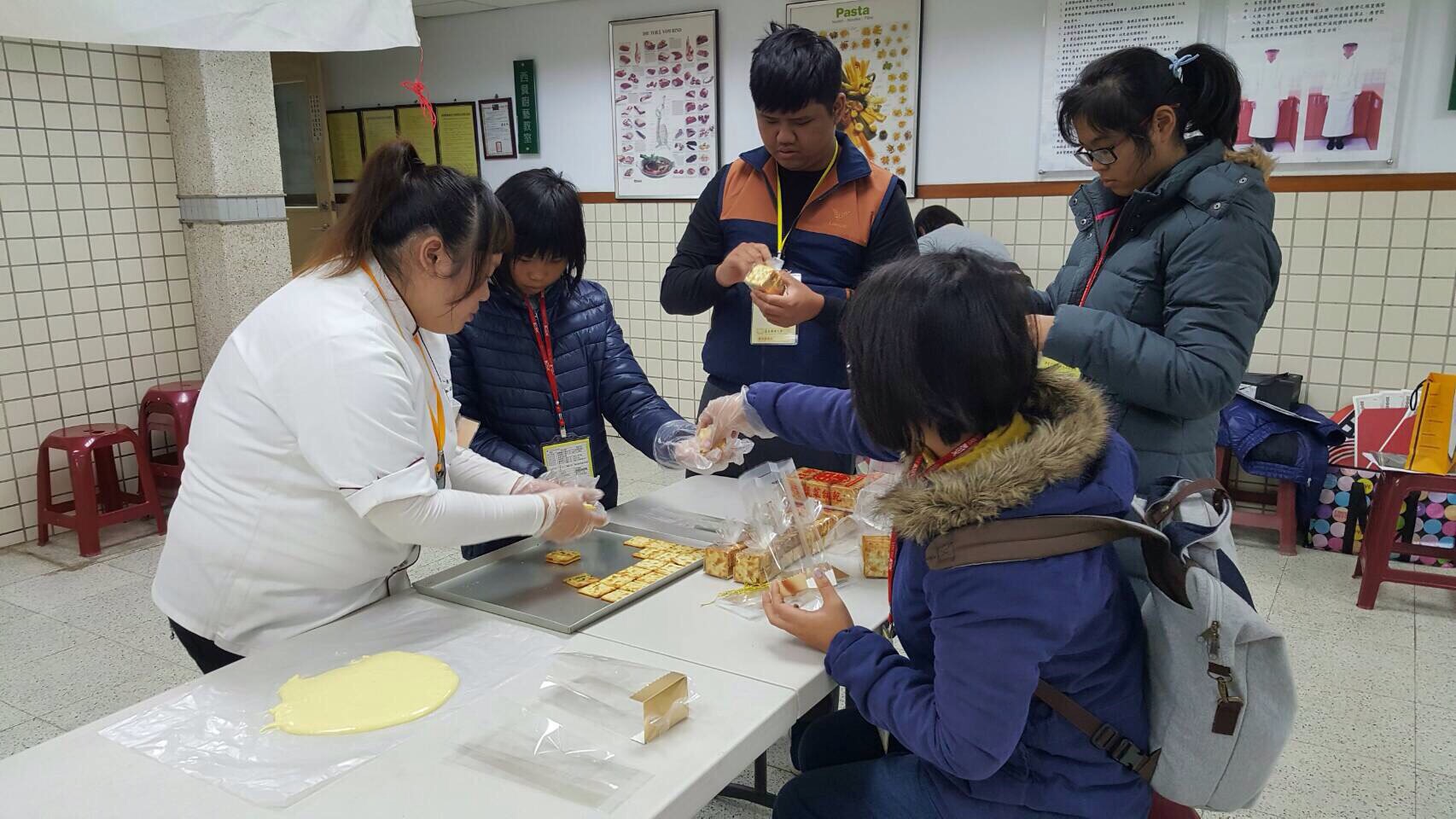 餐旅系學生細心指導國中生們完成作品