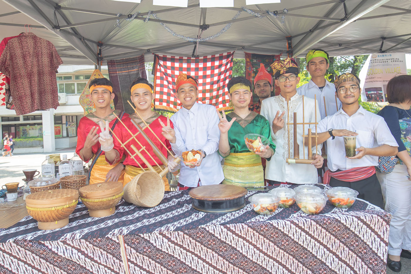 印尼班學生，著傳統印尼服飾，準備各式各樣的印尼傳統樂器及生活工具。