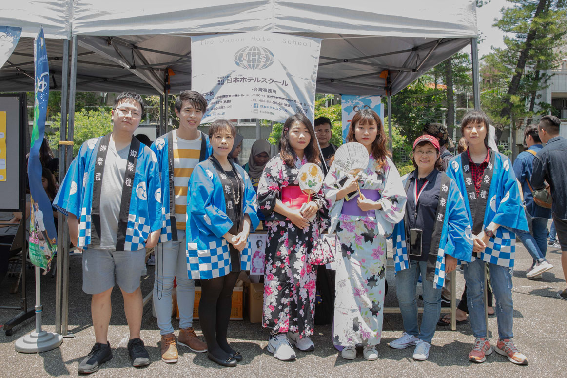 日本浴衣攤位，學生們著日本傳統男女浴衣及鞋子，讓活動增添東洋氣息。