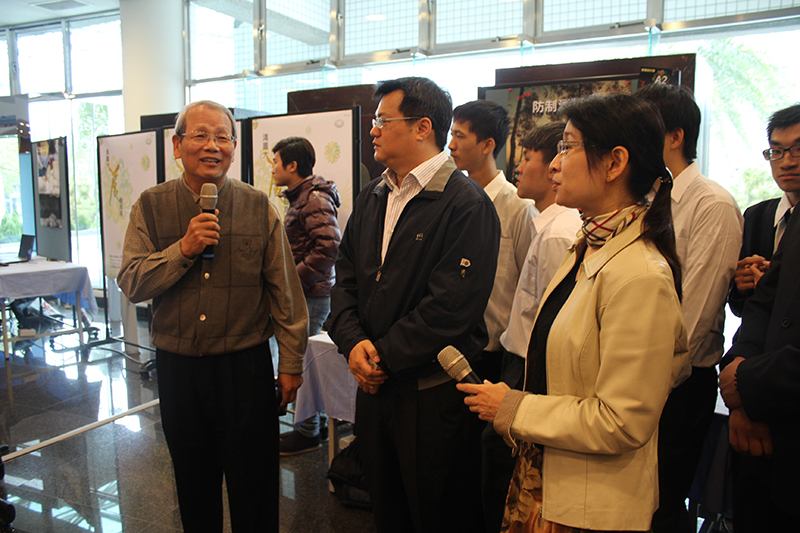 多媒體系畢業專題成果展開幕, 蔡院長(左)致詞. 