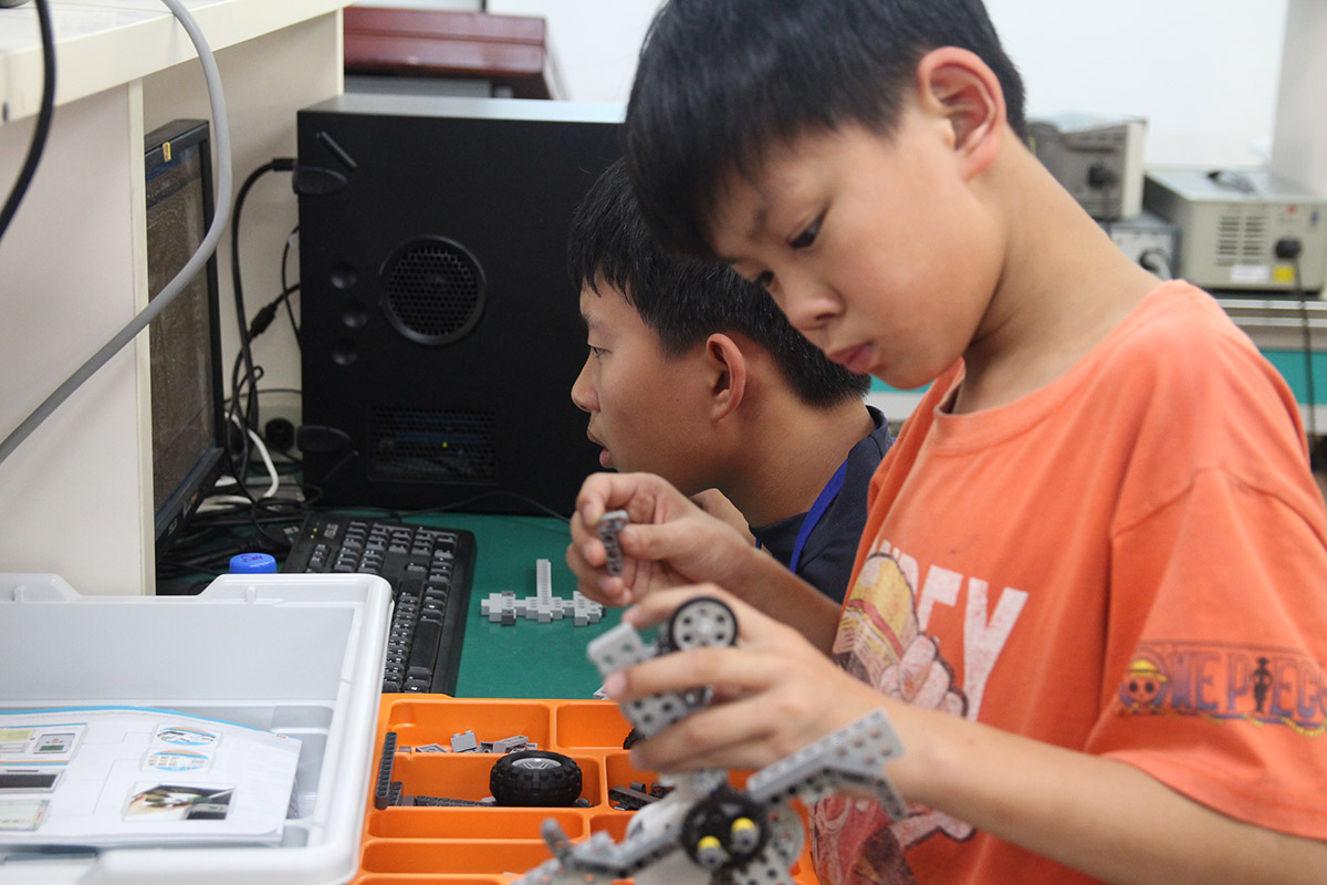參加『創意樂高機器人』寒假研習營的學童專注於組裝樂高機器人