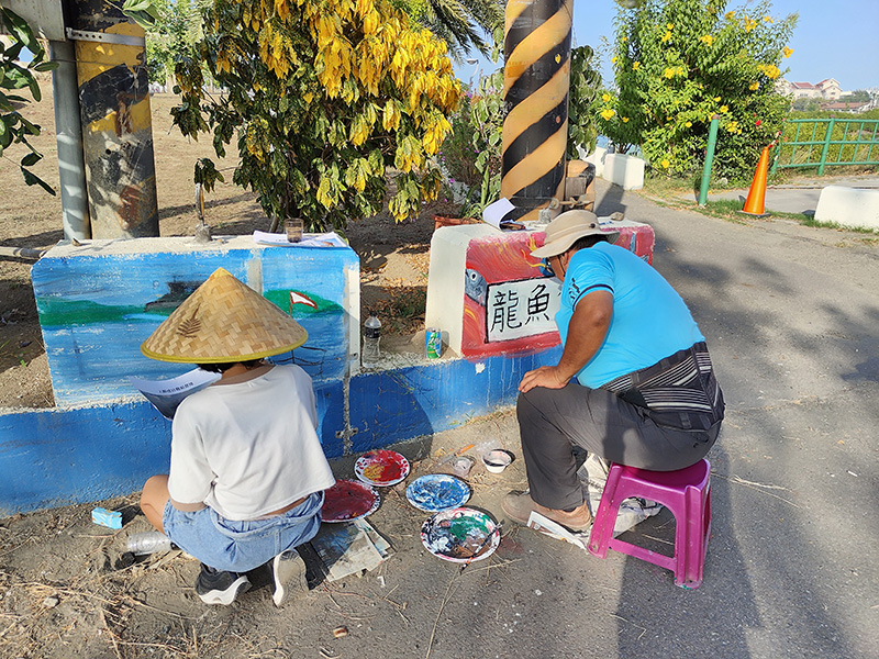 龍魚橋前的公園石墩