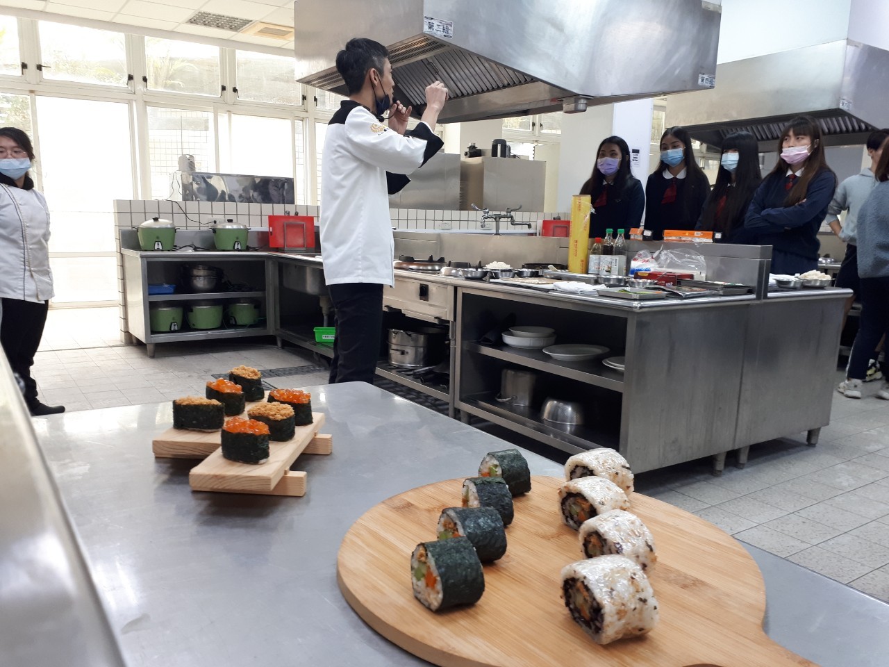 餐旅系王明煌老師帶領學生製作迷迭香油黑米壽司