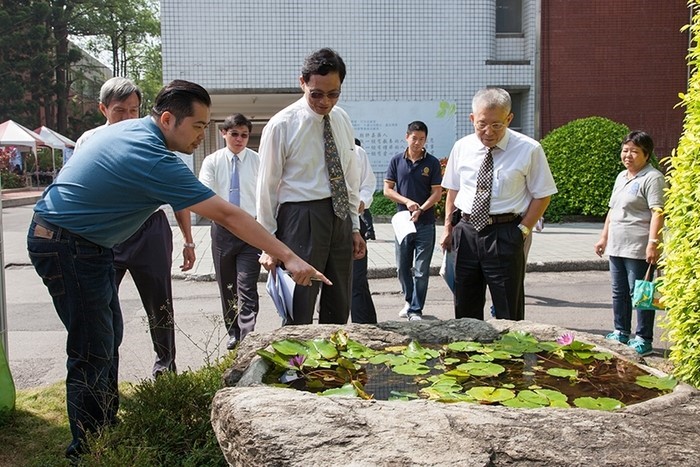 陳昆伯主任向教育部督學解說校園防疫活用生物防治法