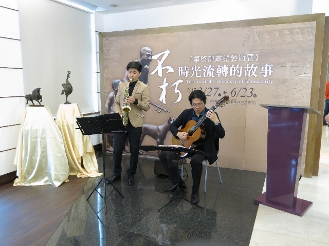 吉他演奏家蔡世鴻與薩克斯風演奏家周尚德演出「舊情綿綿」等樂曲，與同名雕塑作品相互共鳴