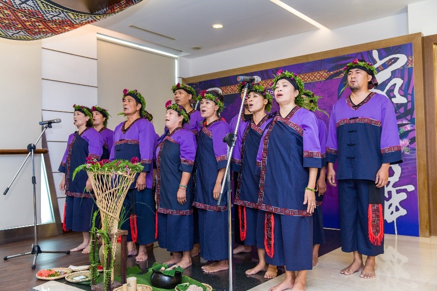 大滿舞團團員穿著大武壠族傳統服飾演唱「加拉瓦兮」，表達小林村民思念家鄉與親人的心境