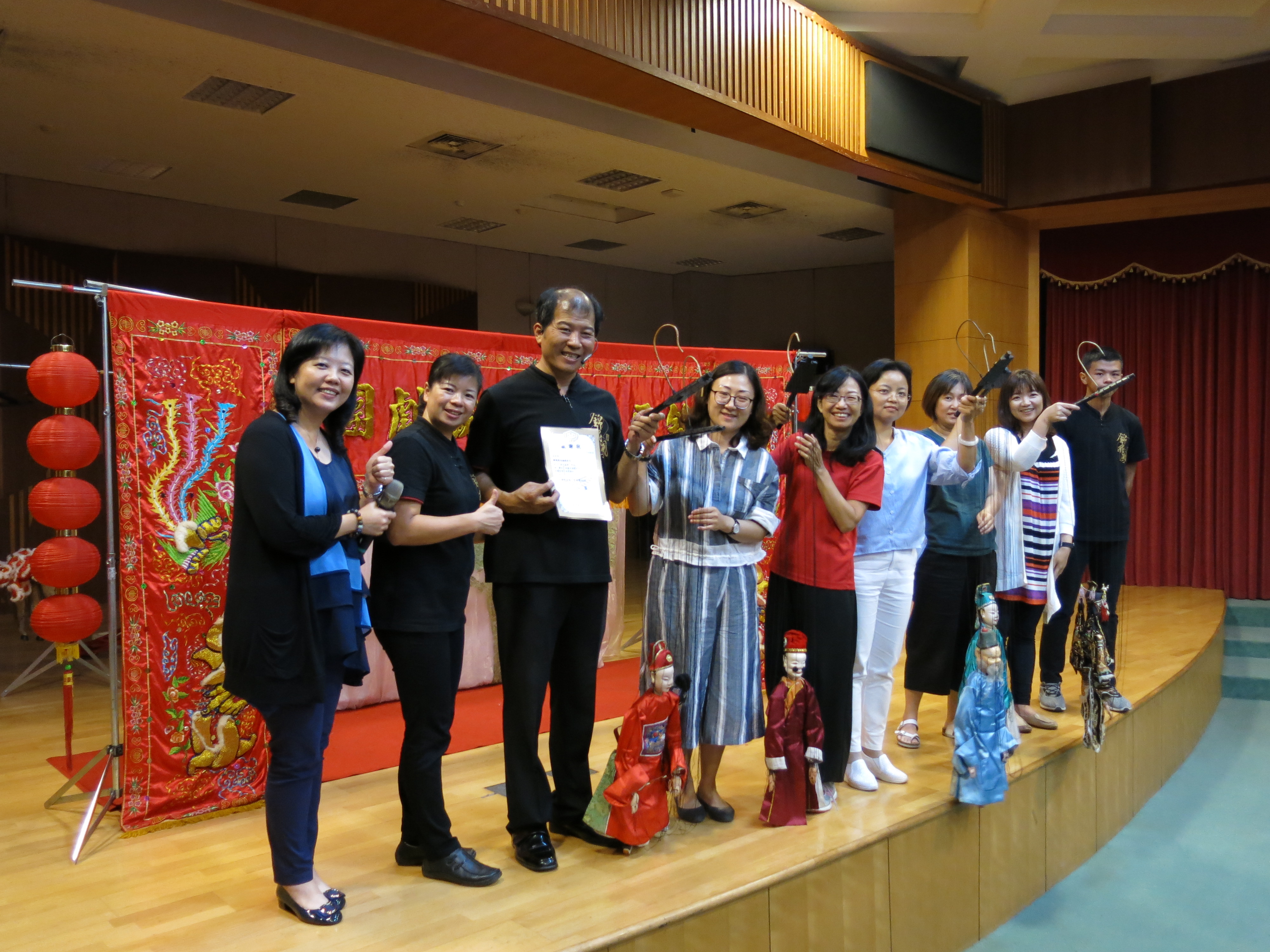 10月15日錦飛鳳傀儡戲劇團蒞校演出與本校教師及安康學院教師合影留念