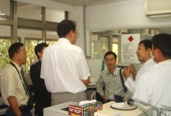 Professor Wang Chia-Jun of the University of Southern California (third from right) visits the Center