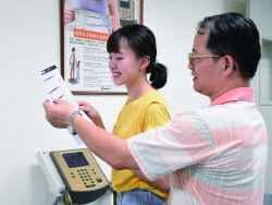 Teacher teaching student to understand smart health device