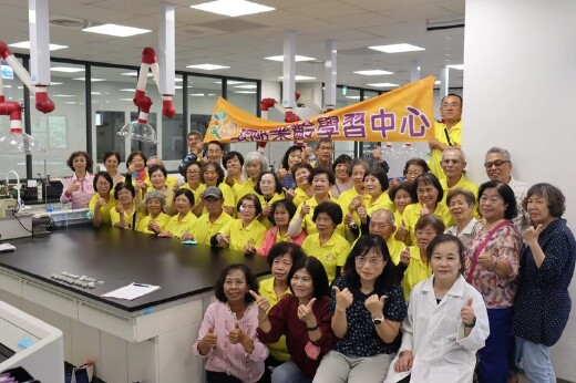 在地關懷，成功老化-協助辦理社區長輩實作課程-「酪梨舒緩膏DIY」