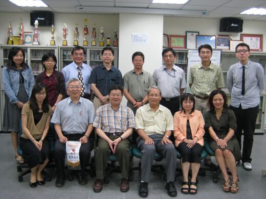 邀請台灣大學社工系古允文主任(前排左三)舉辦教師專業成長研習合影
